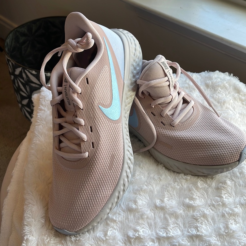 Women’s Nike Revolution SZ 11 New